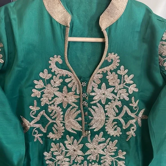 Gorgeous Emerald Green Anarkali kurta - Picture 3 of 7